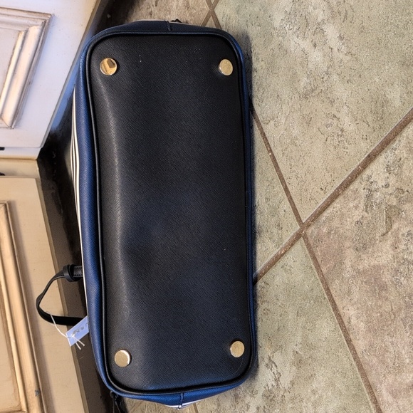 Trina Turk tote bag with hand purse - Picture 5 of 5